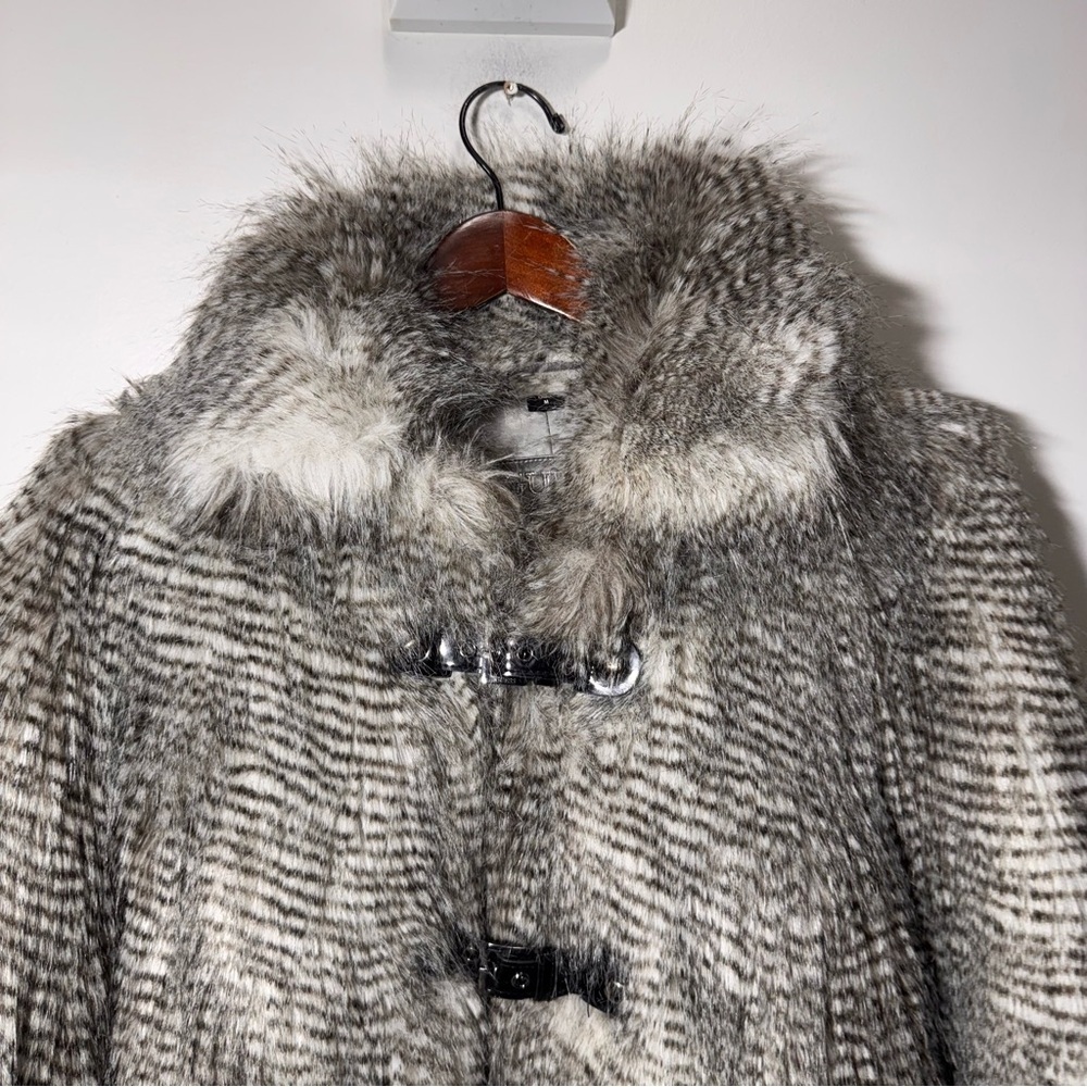 Guess Ladies Faux Fur 3/4 Sleeve Jacket Black & White Fur Size Medium - Picture 4 of 16